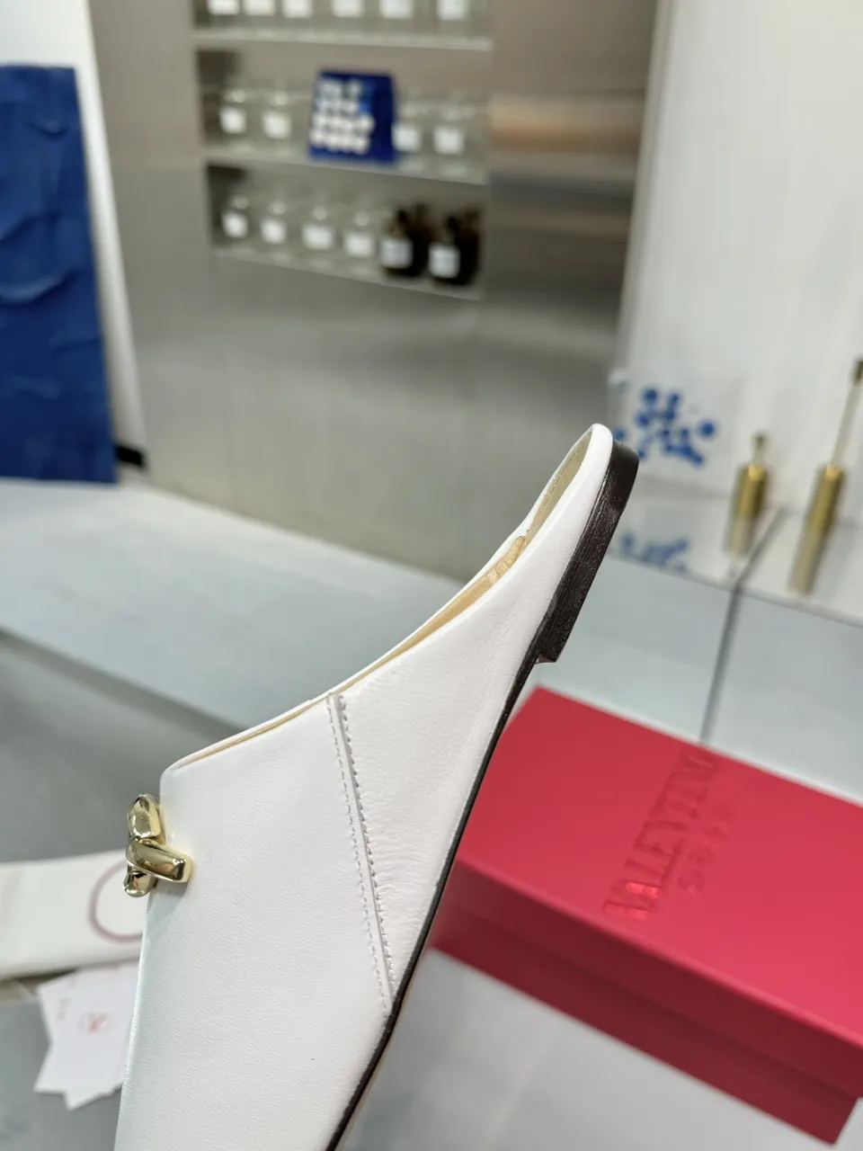👟👟Ex-factory price 520👟👟 Valentino’s hottest new product in 2025, the new slippers are also easy to wear...😈😈😈 The latest logo buckle Perfectly combined with sexiness❤️‍🔥❤️‍🔥❤️‍🔥❤️‍🔥It is simply the pinnacle of summer fashion💖💖💖💖Original replica Outsole: Italian genuine leather outsole Heel height: Flat heel Size: 35-39 (40 41 42 customization is non-returnable and non-exchangeable)
